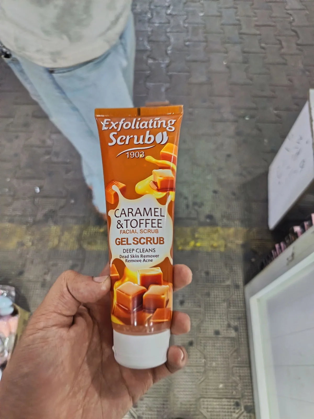 Caramel & Toffee Facial Scrub — yuz uchun eksfoliatsiya qiluvchi skrab
